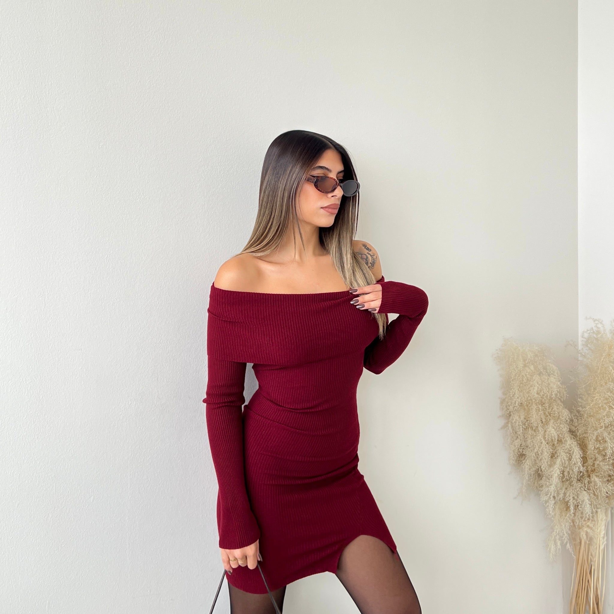 Abito in maglia con risvolto e spacco bordeaux