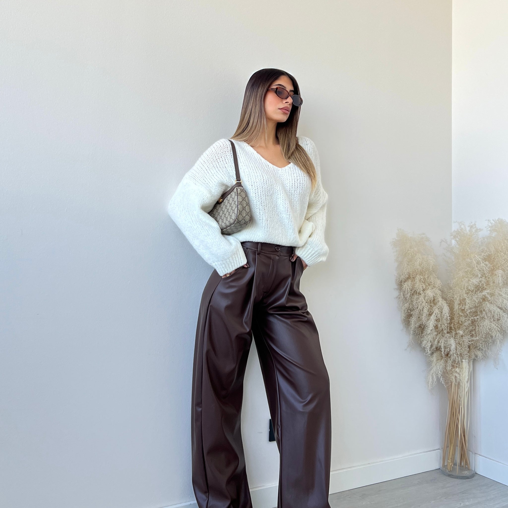 Pantalone simil pelle con pinces testa di moro