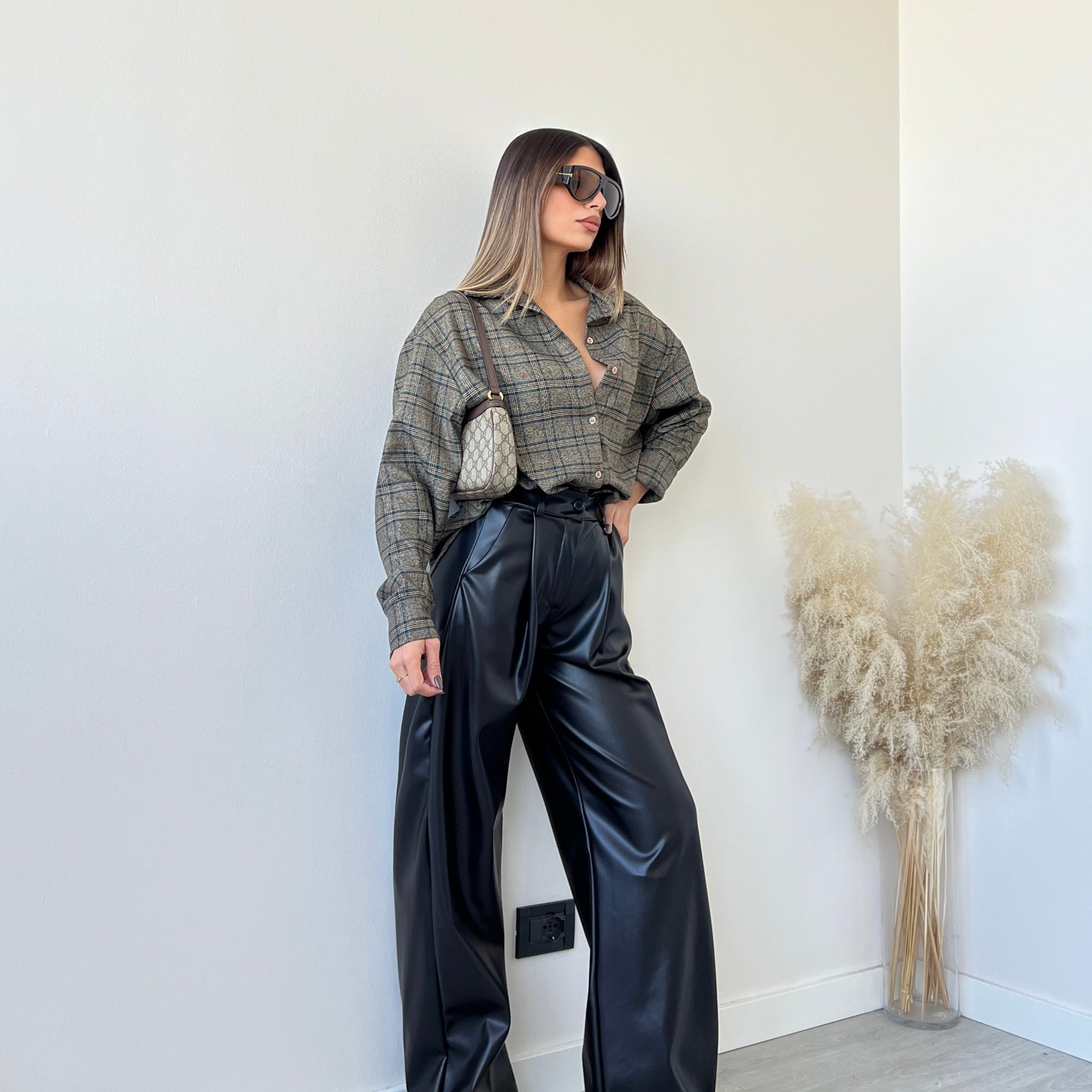 Pantalone simil pelle con pinces nero