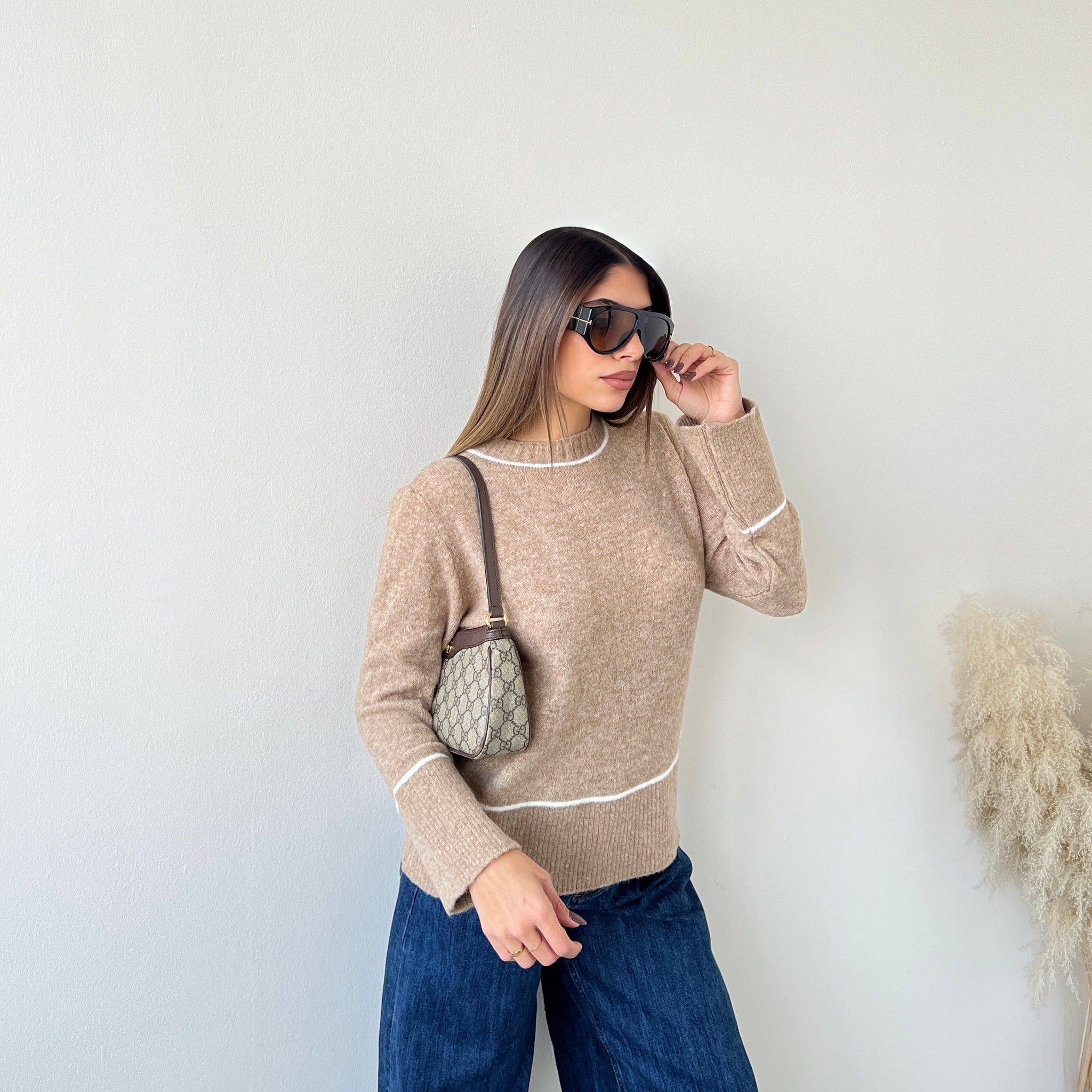 Maglione con riga a contrasto camel