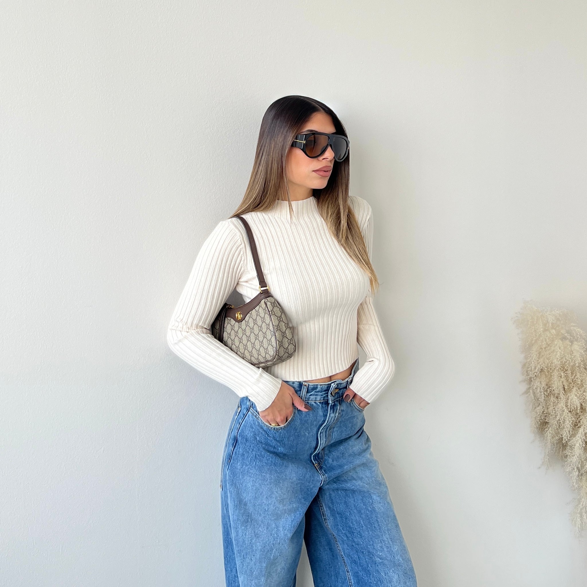 Maglia accollata a costine crema