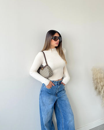 Maglia accollata a costine crema
