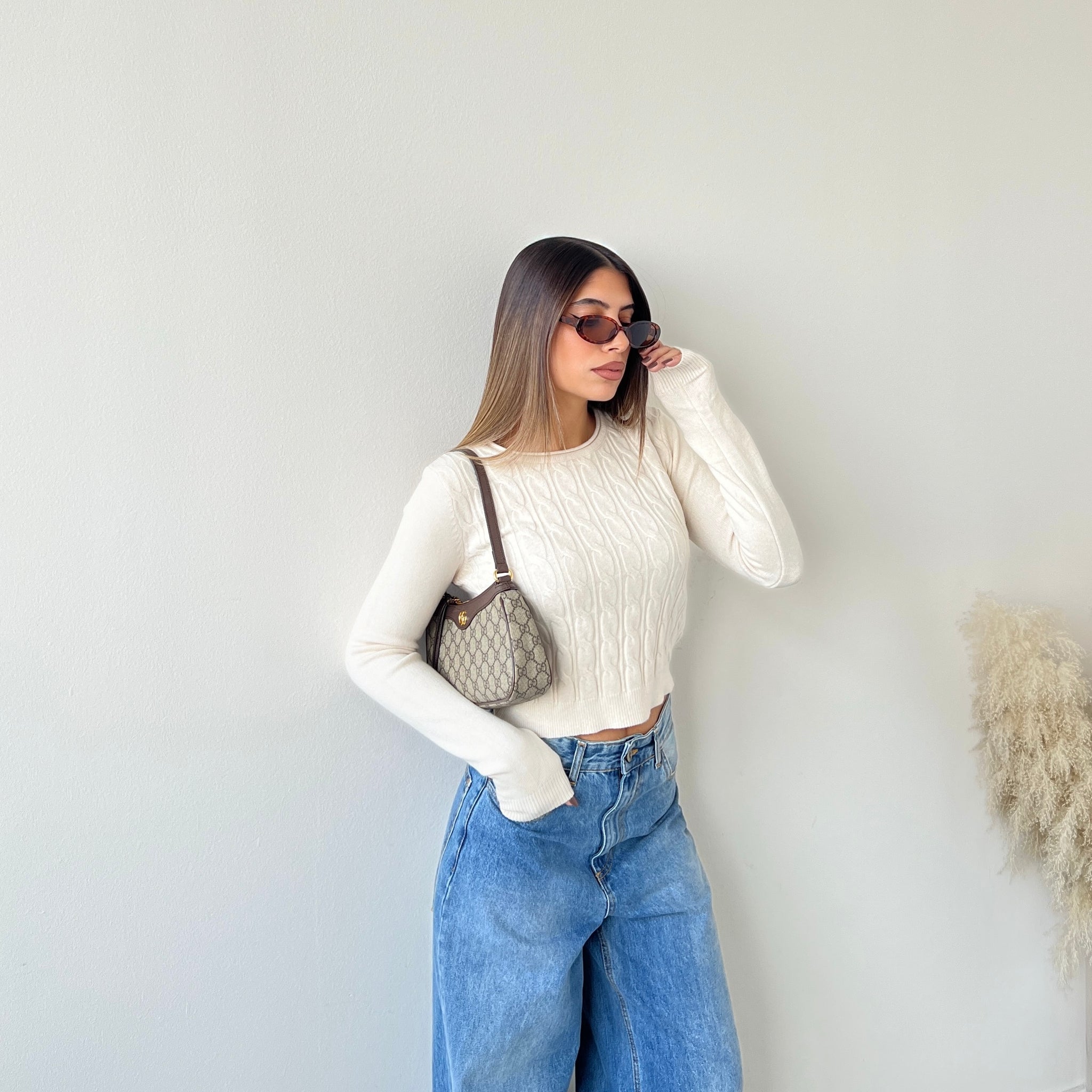 Pull corto con trecce crema