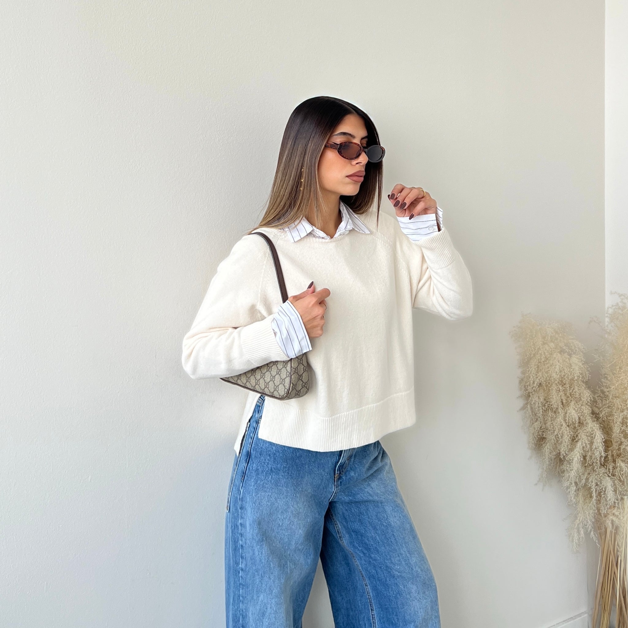 Pull con spacchetti laterali crema