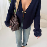 Cardigan con polsini in ecopelliccia e gancetto centrale blu