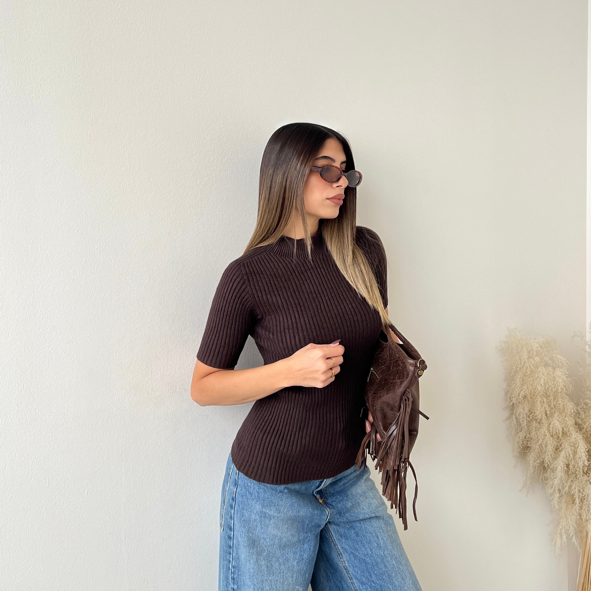 Maglia a collo alto a coste manica corta caffè