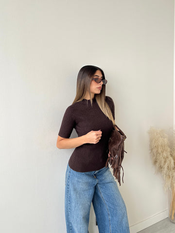 Maglia a collo alto a coste manica corta caffè