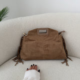 Borsa a mano scamosciata con frange laterali camel