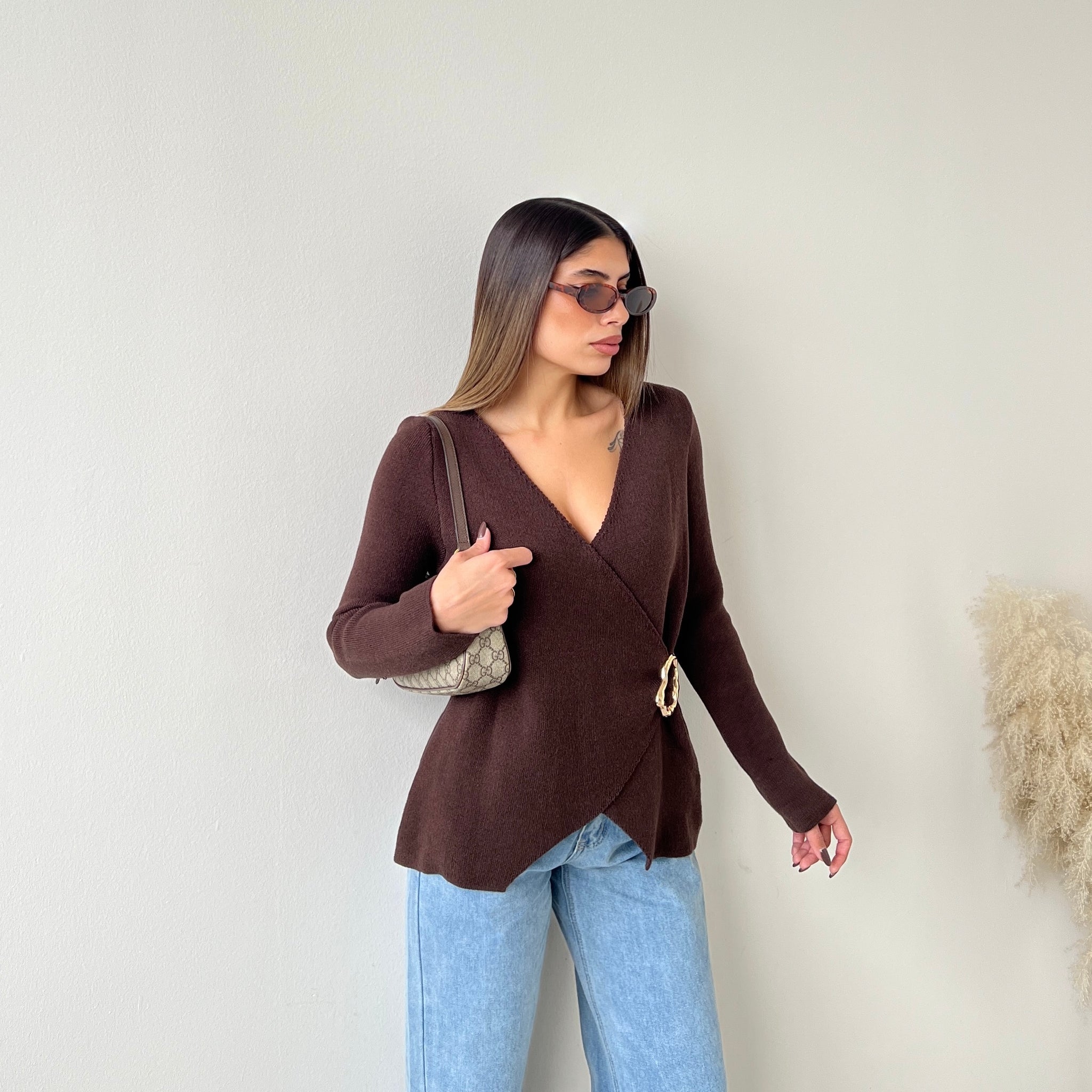 Cardigan Style con spilla caffè