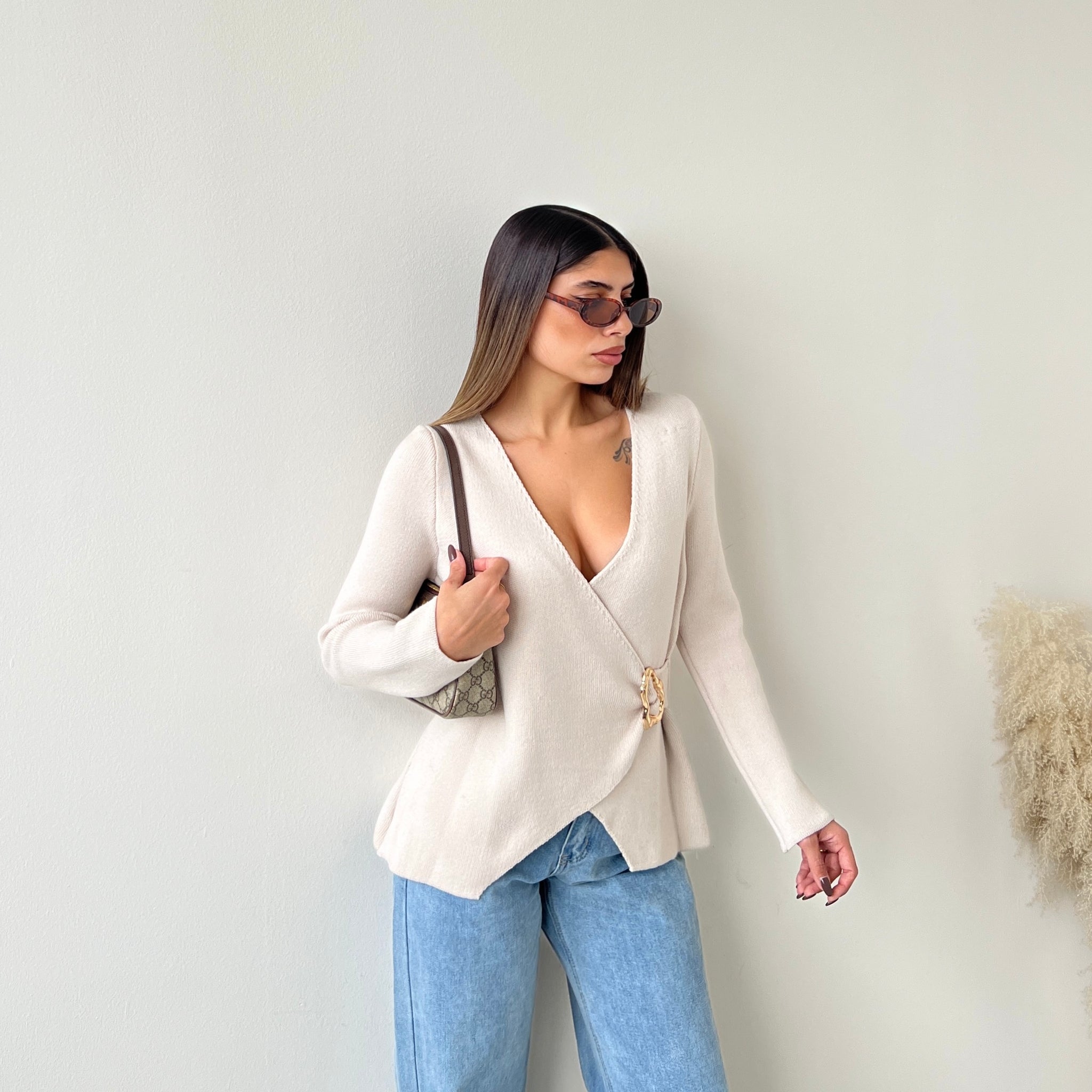 Cardigan Style con spilla sabbia