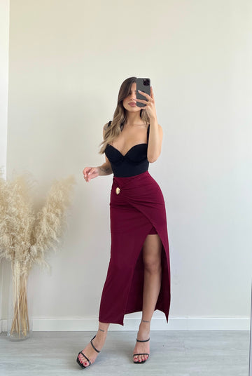 Gonna con spilla con spacco bordeaux