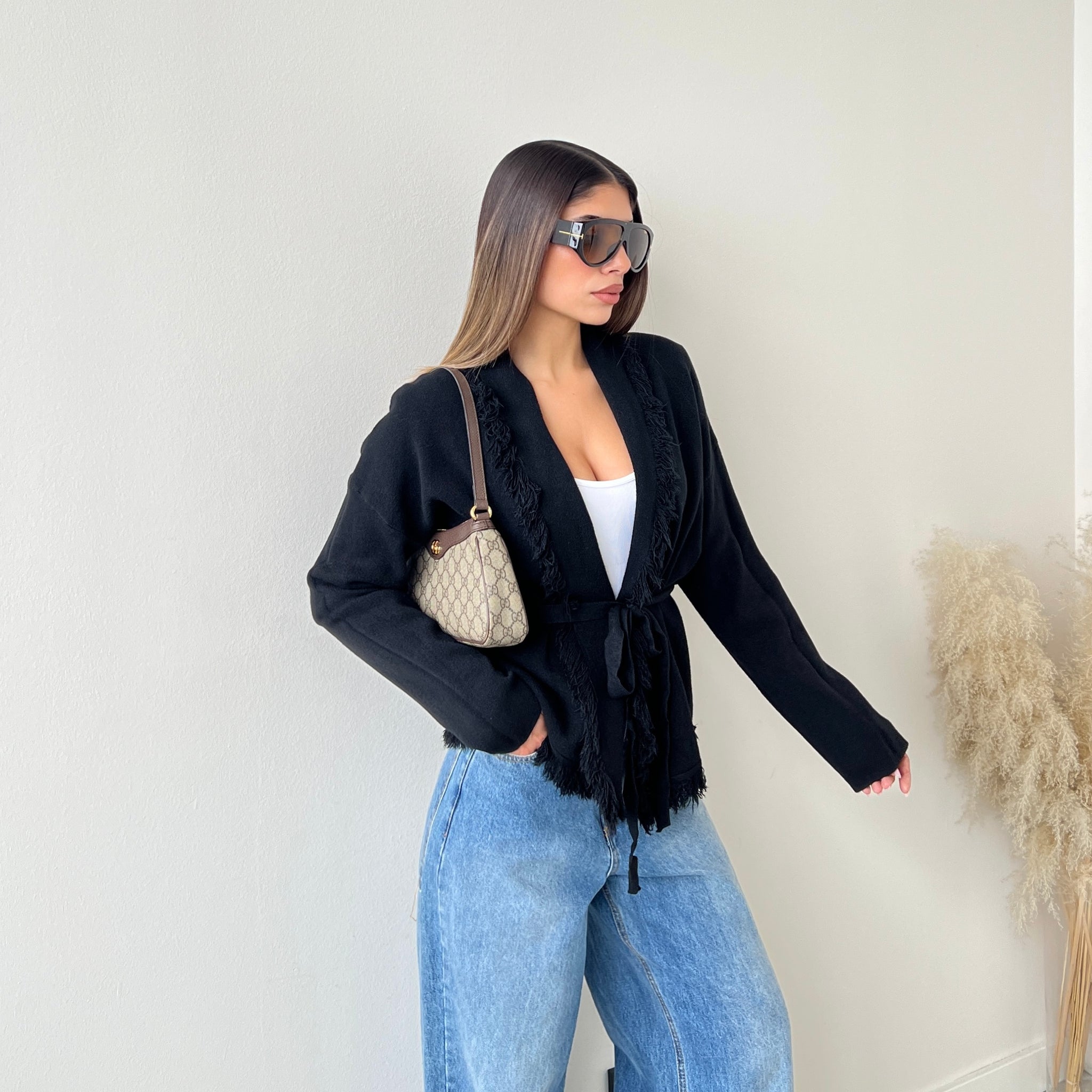 Kimono in maglia con frange e cinturino nero