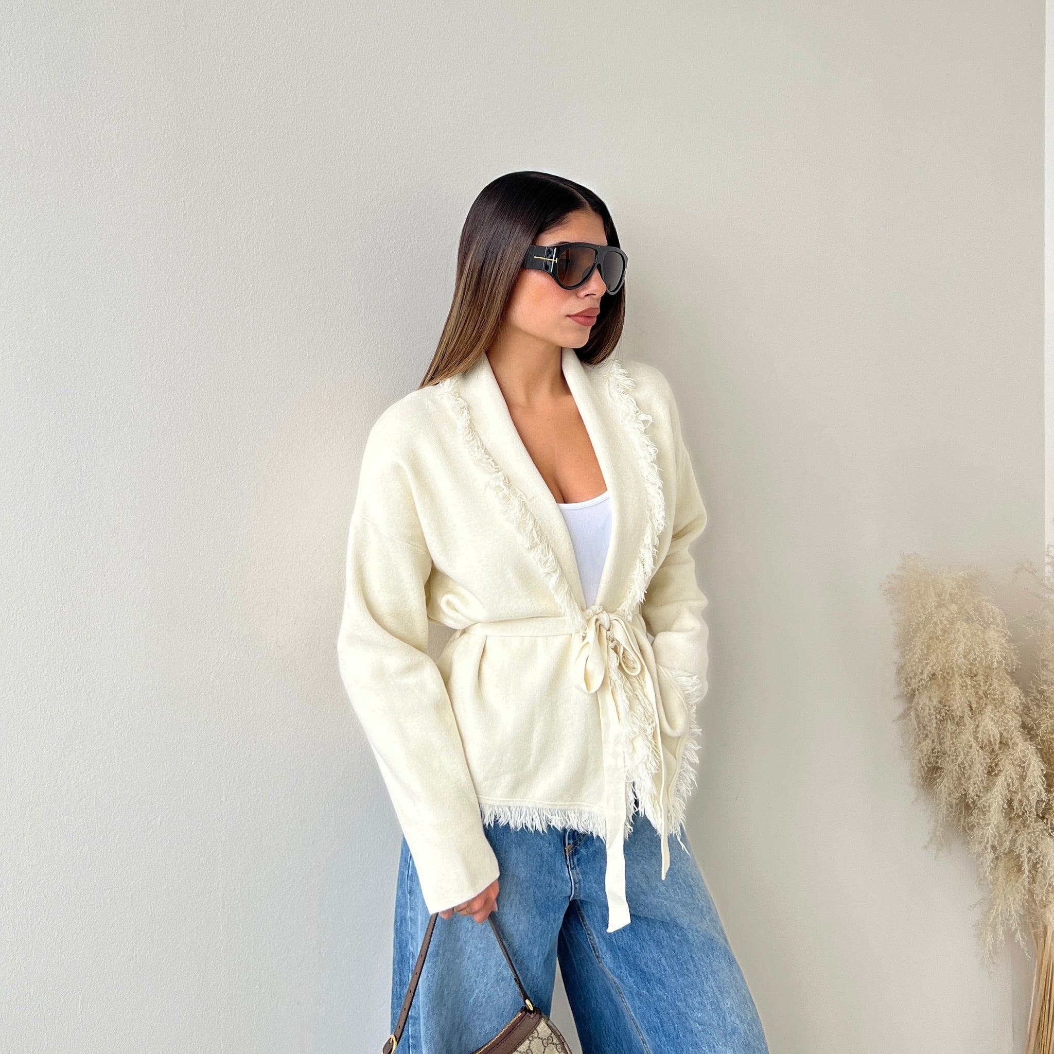 Kimono in maglia con frange e cinturino crema beige