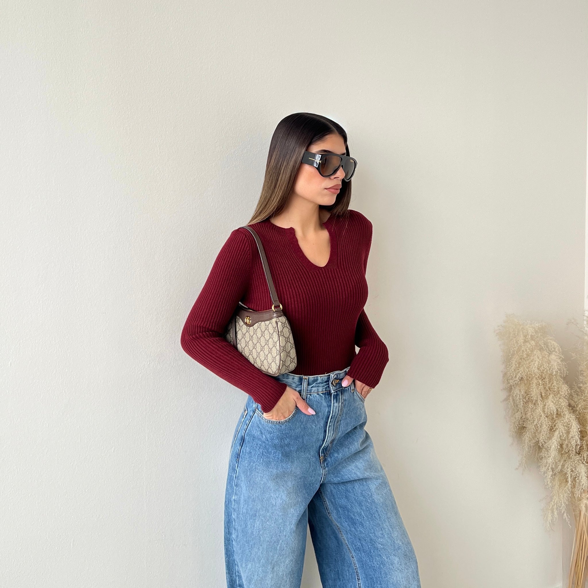 Maglia a costine scollo a v bordeaux