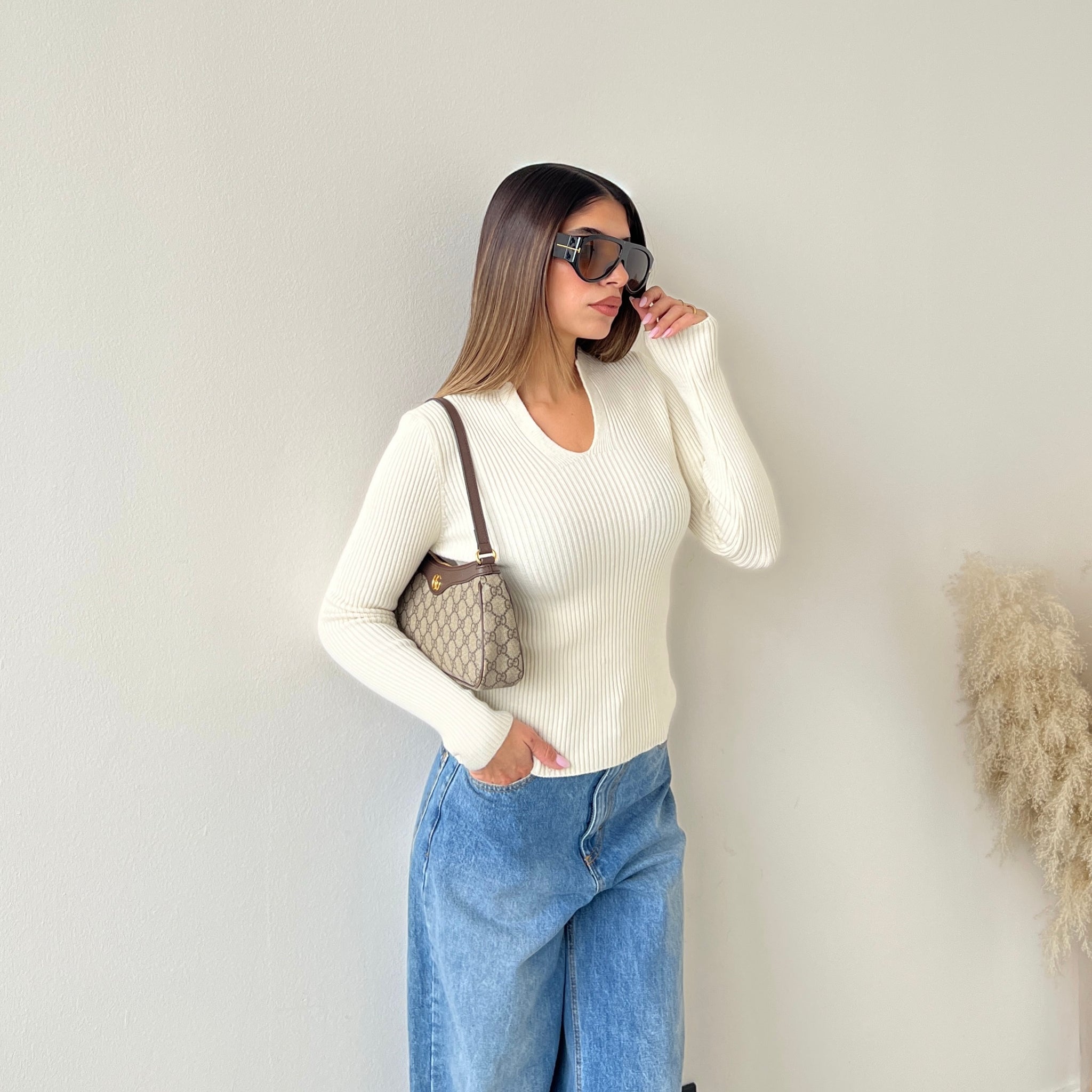 Maglia a costine scollo a v crema