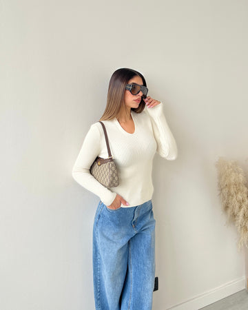 Maglia a costine scollo a v crema