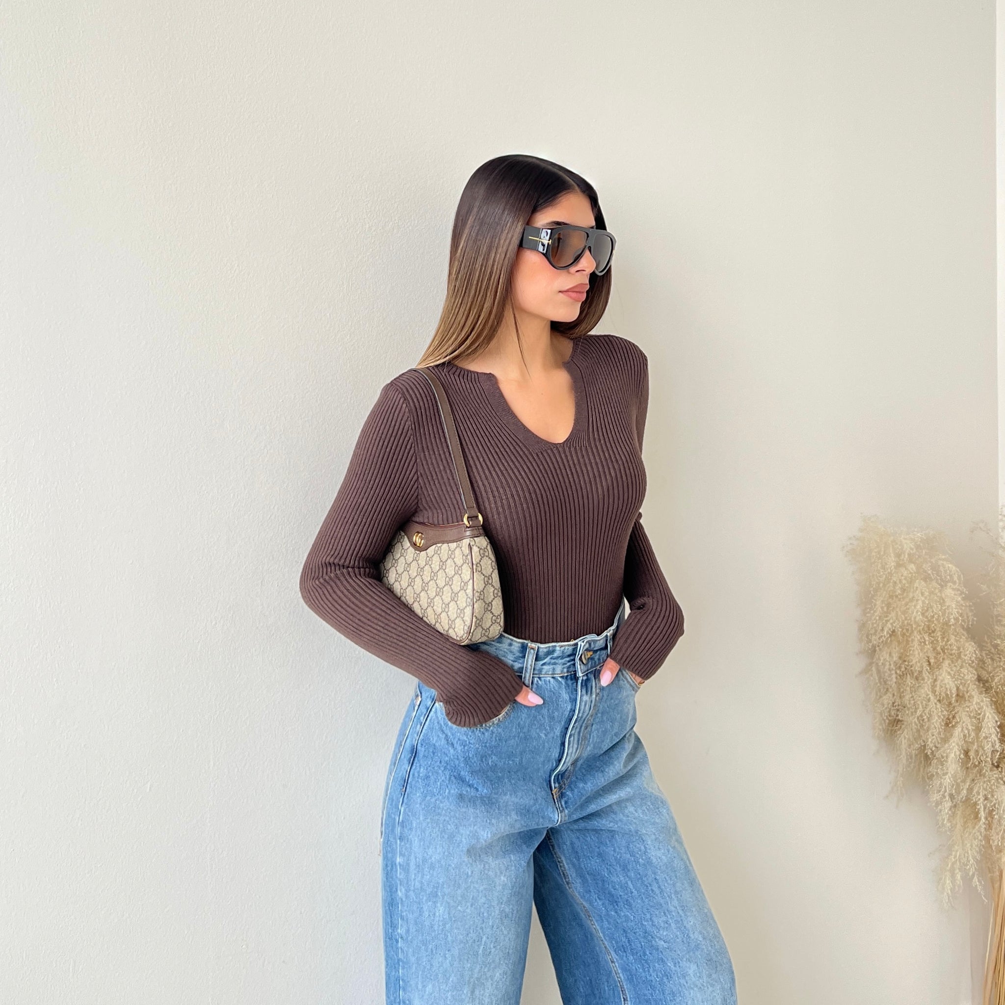 Maglia a costine scollo a v caffè