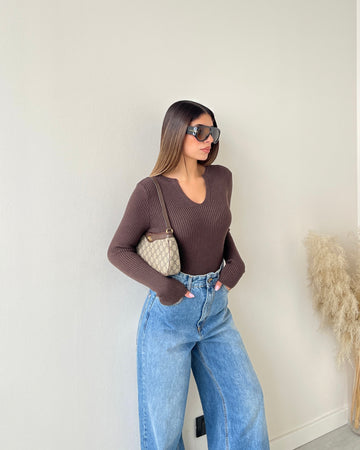 Maglia a costine scollo a v caffè