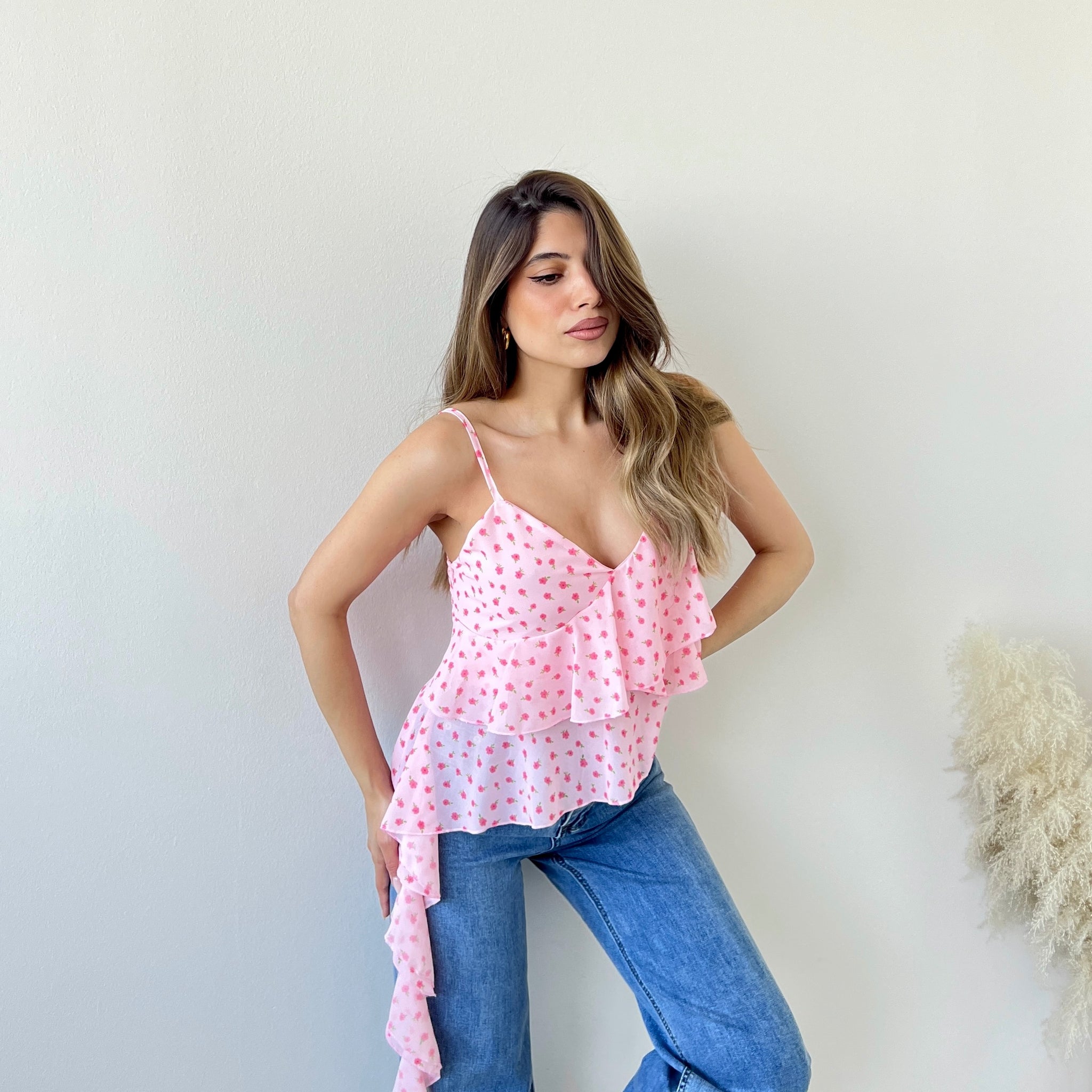 Blusa con fascia voulant a fiorellini rosa