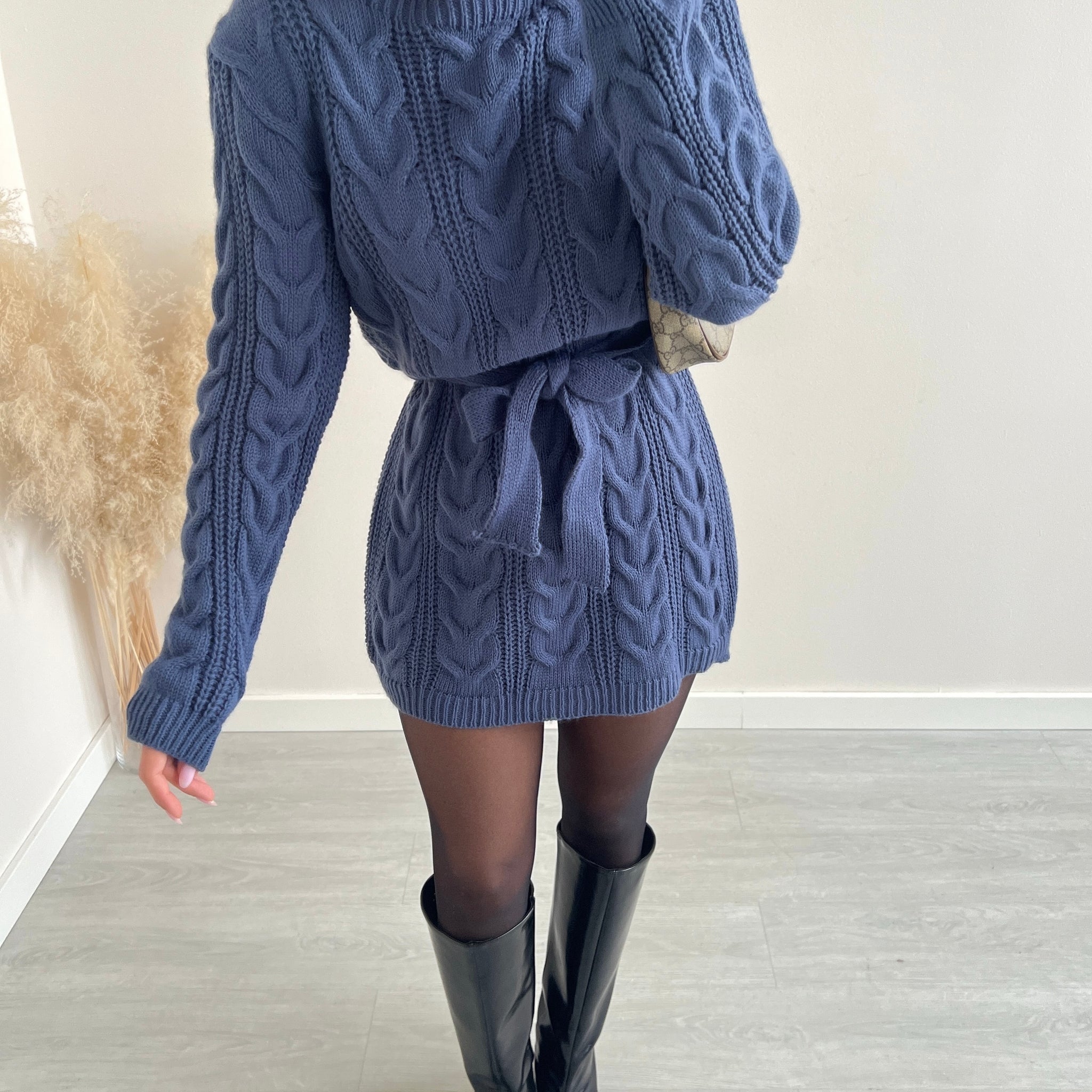 Abito in maglia con trecce e cintura cobalto