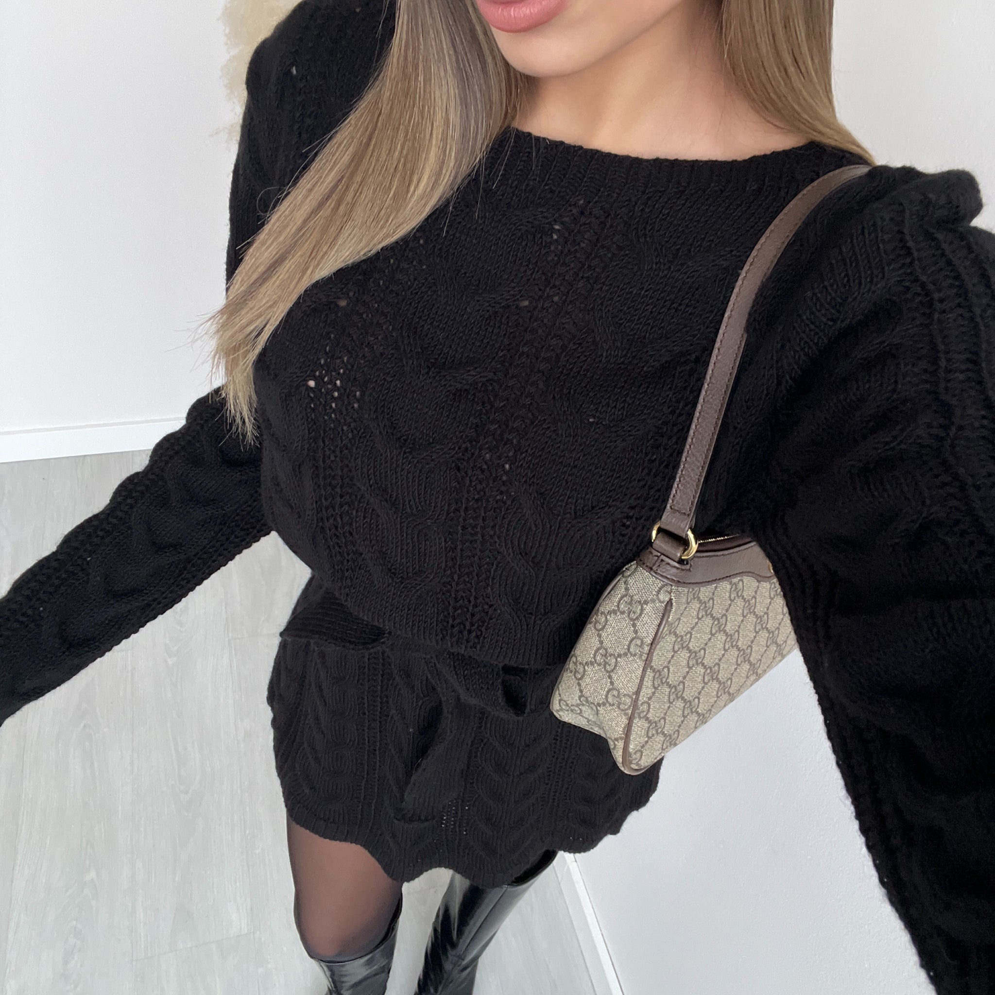 Abito in maglia con trecce e cintura nero