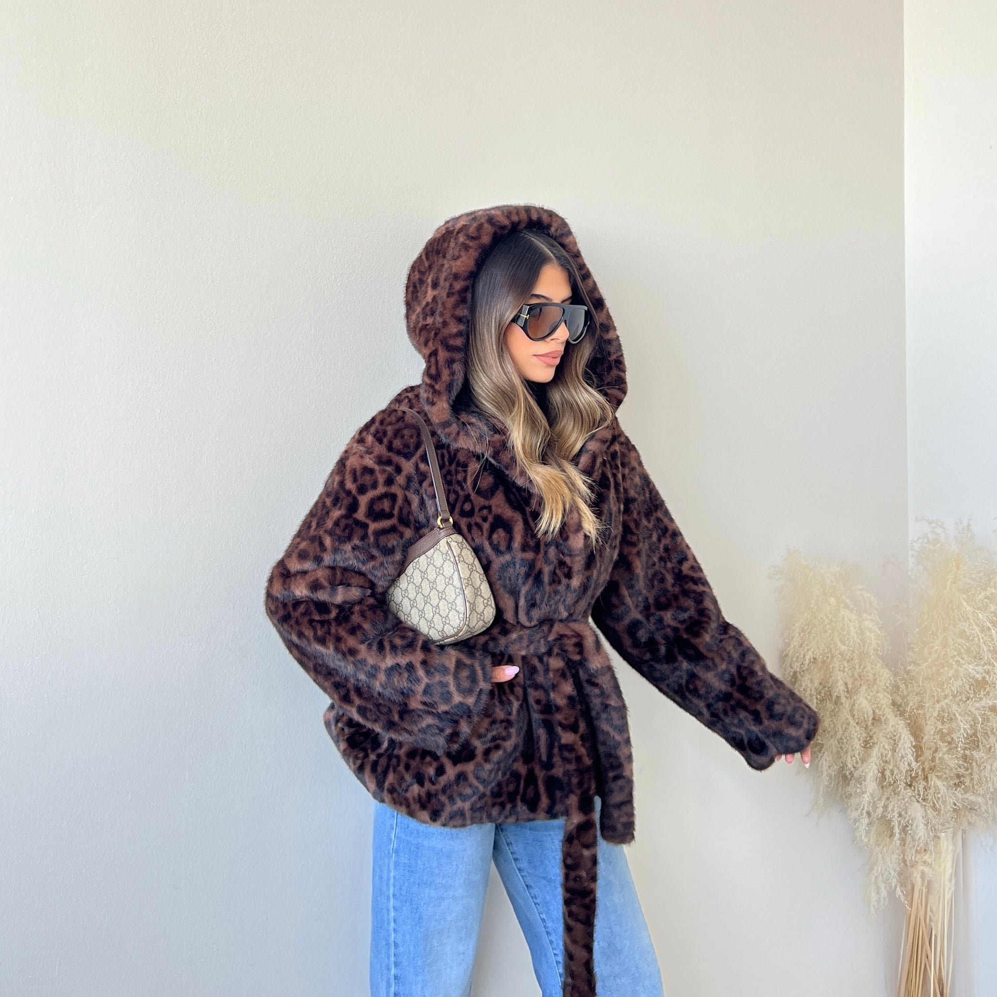 Ecopelliccia animalier con cintura e bottoni