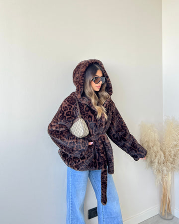 Ecopelliccia animalier con cintura e bottoni