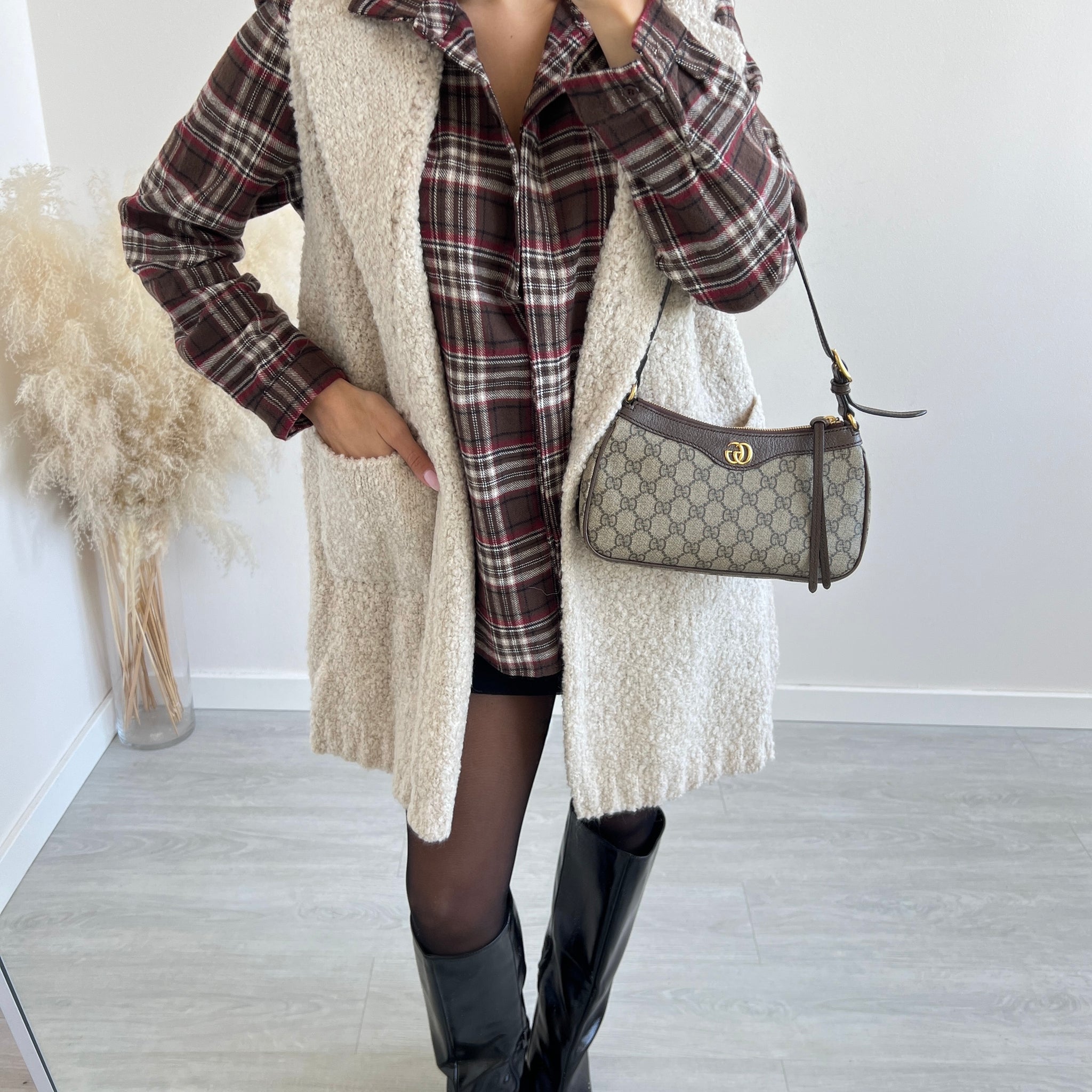 Cardigan smanicato in bouclè beige