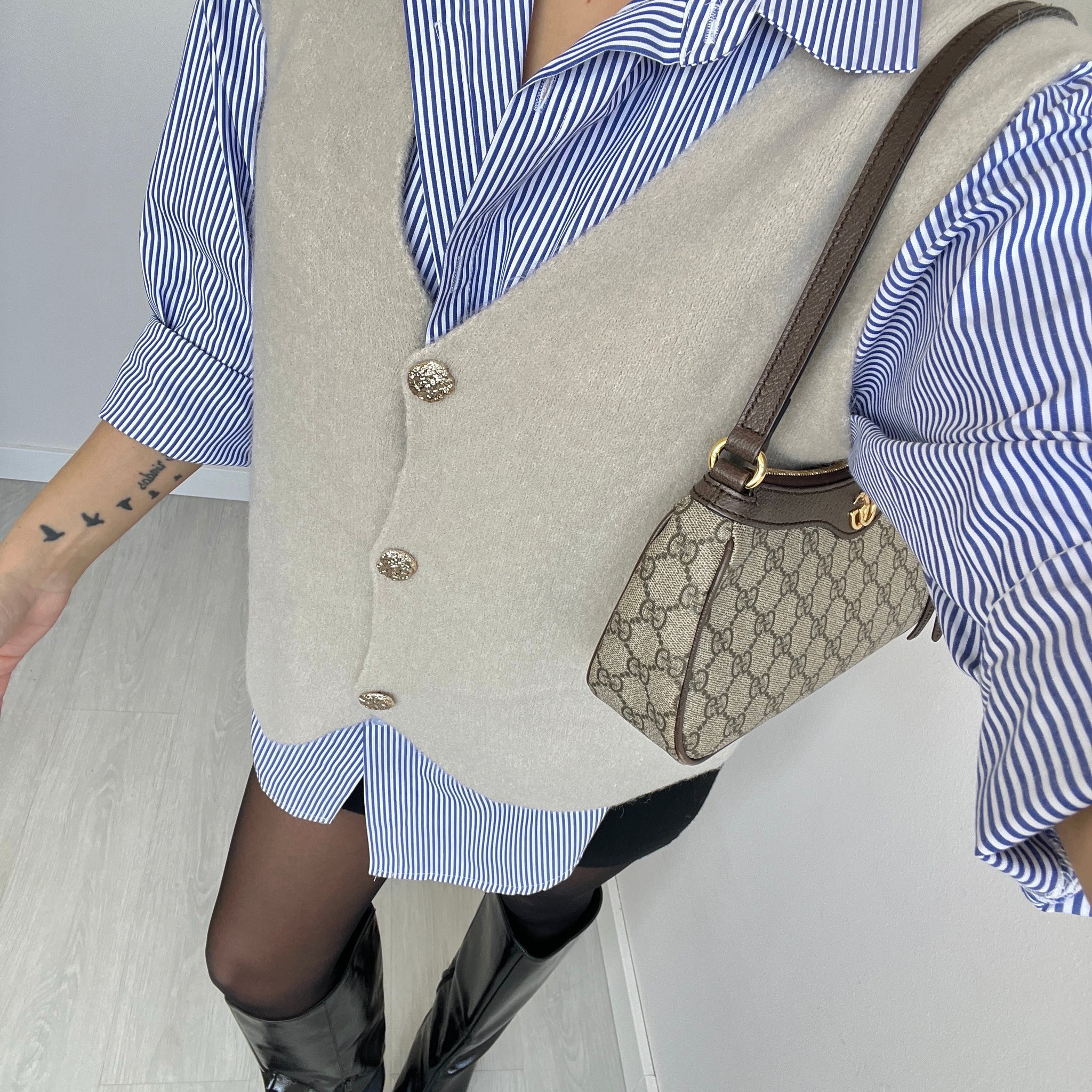 Gilet in maglia con bottoni dorati 8558 beige