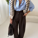 Pantalone a vita alta con fascia e doppio bottone con pinces brown