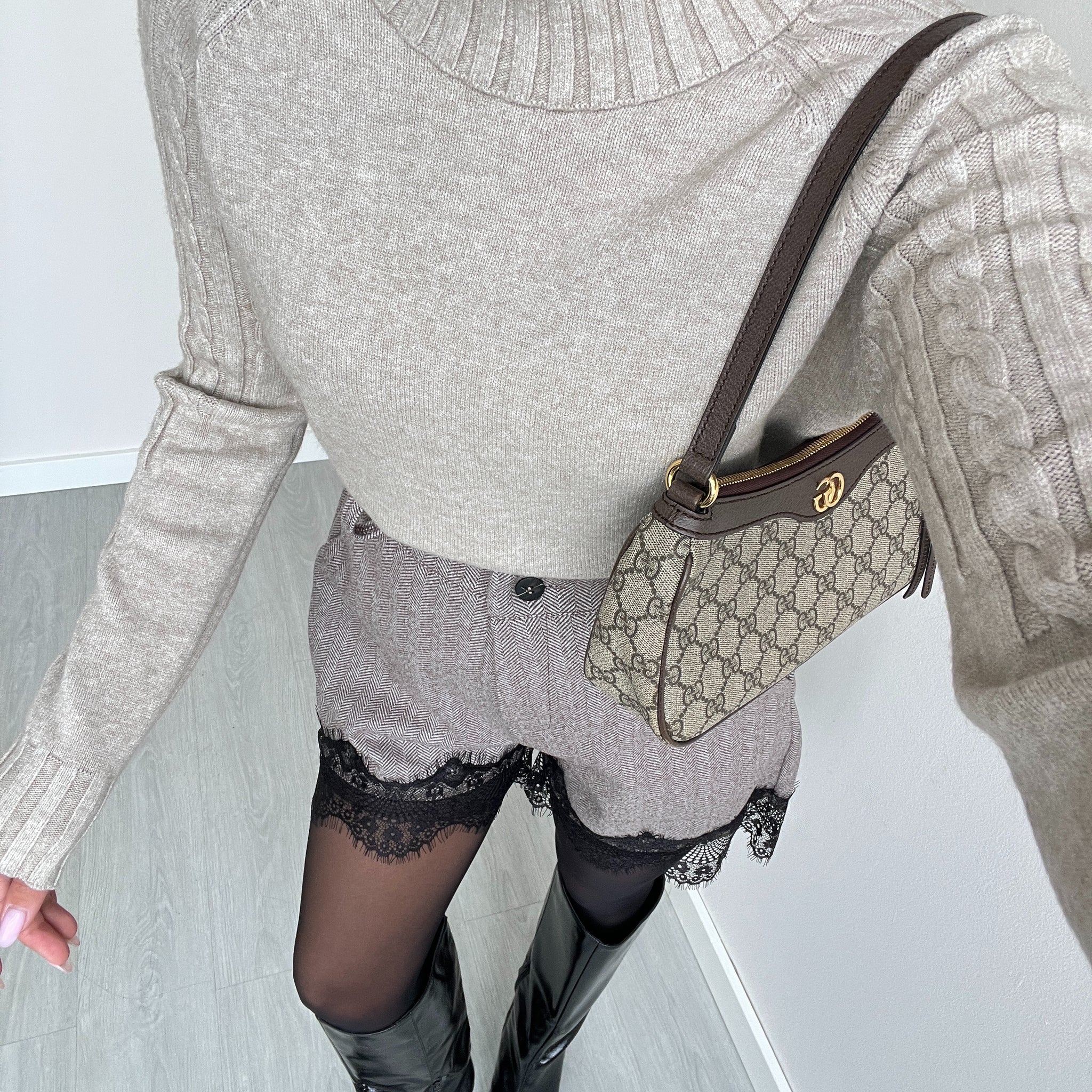 Dolcevita con trecce sulle maniche sabbia