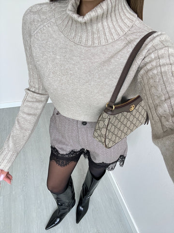 Dolcevita con trecce sulle maniche sabbia