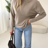 Pullover in lana con dettagli a contrasto sulle maniche e sul fondo beige