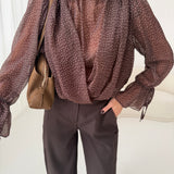 Blusa a collo alto con manica a campana micro pois brown