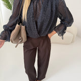 Blusa a collo alto con manica a campana micro pois blu