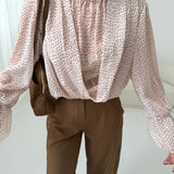 Blusa a collo alto con manica a campana micro pois avorio