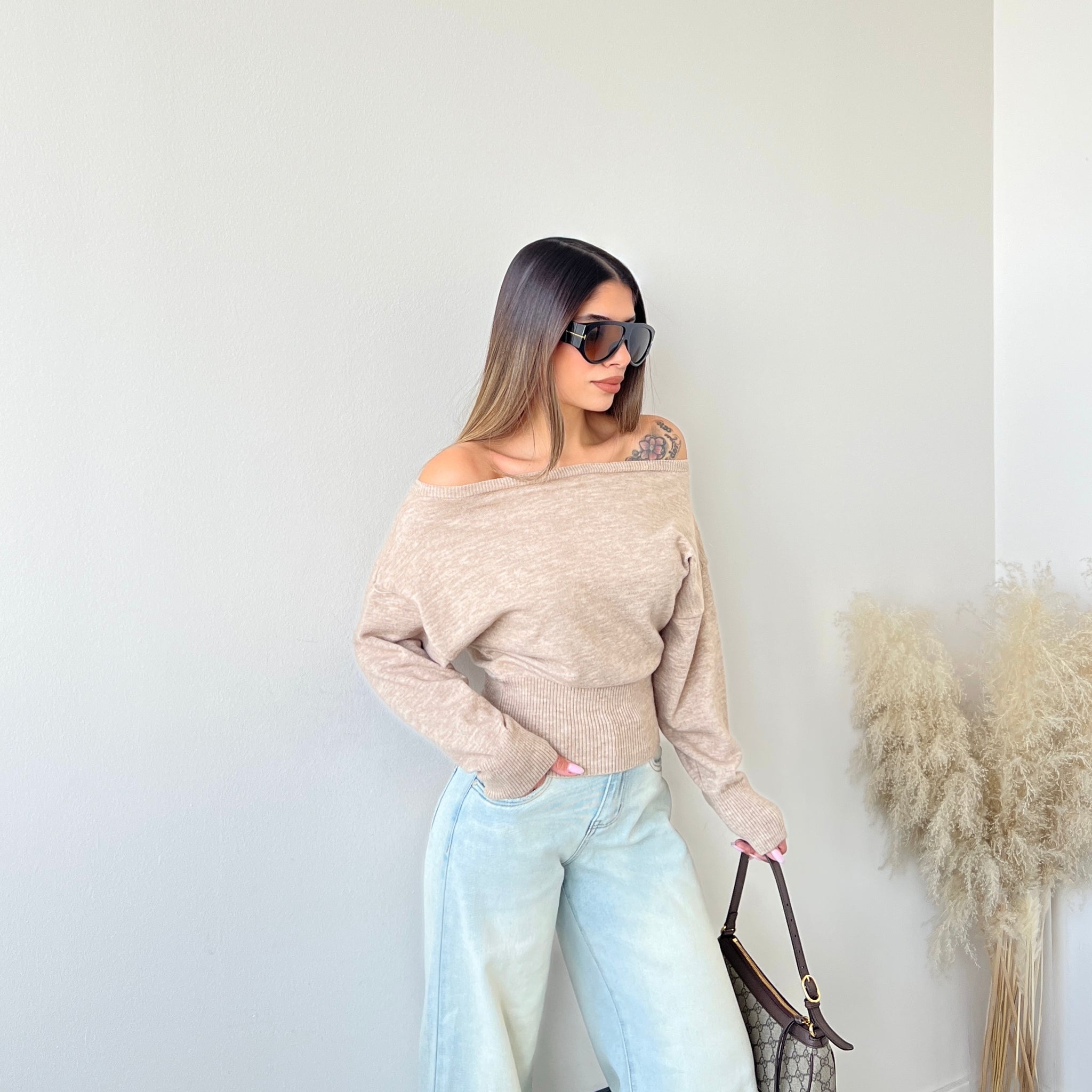 Maglioncino con scollo dritto e fascia in vita camel