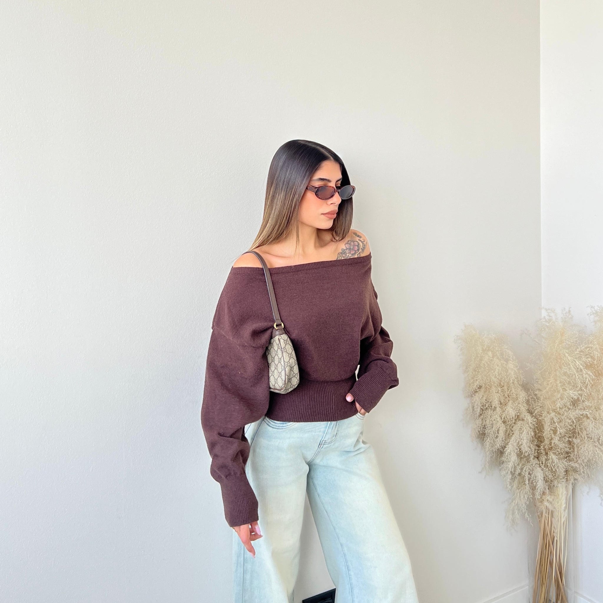 Maglioncino con scollo dritto e fascia in vita caffè