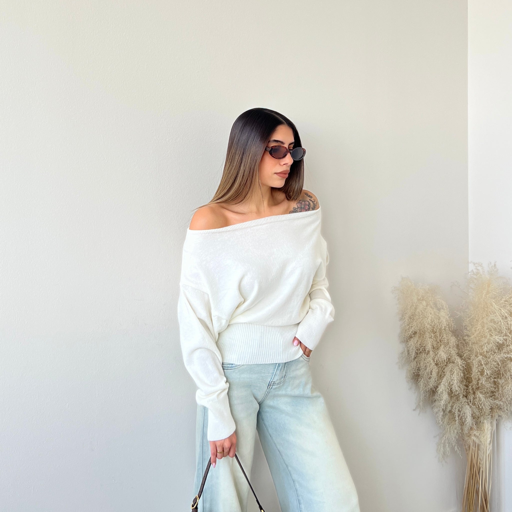 Maglioncino con scollo dritto e fascia in vita panna