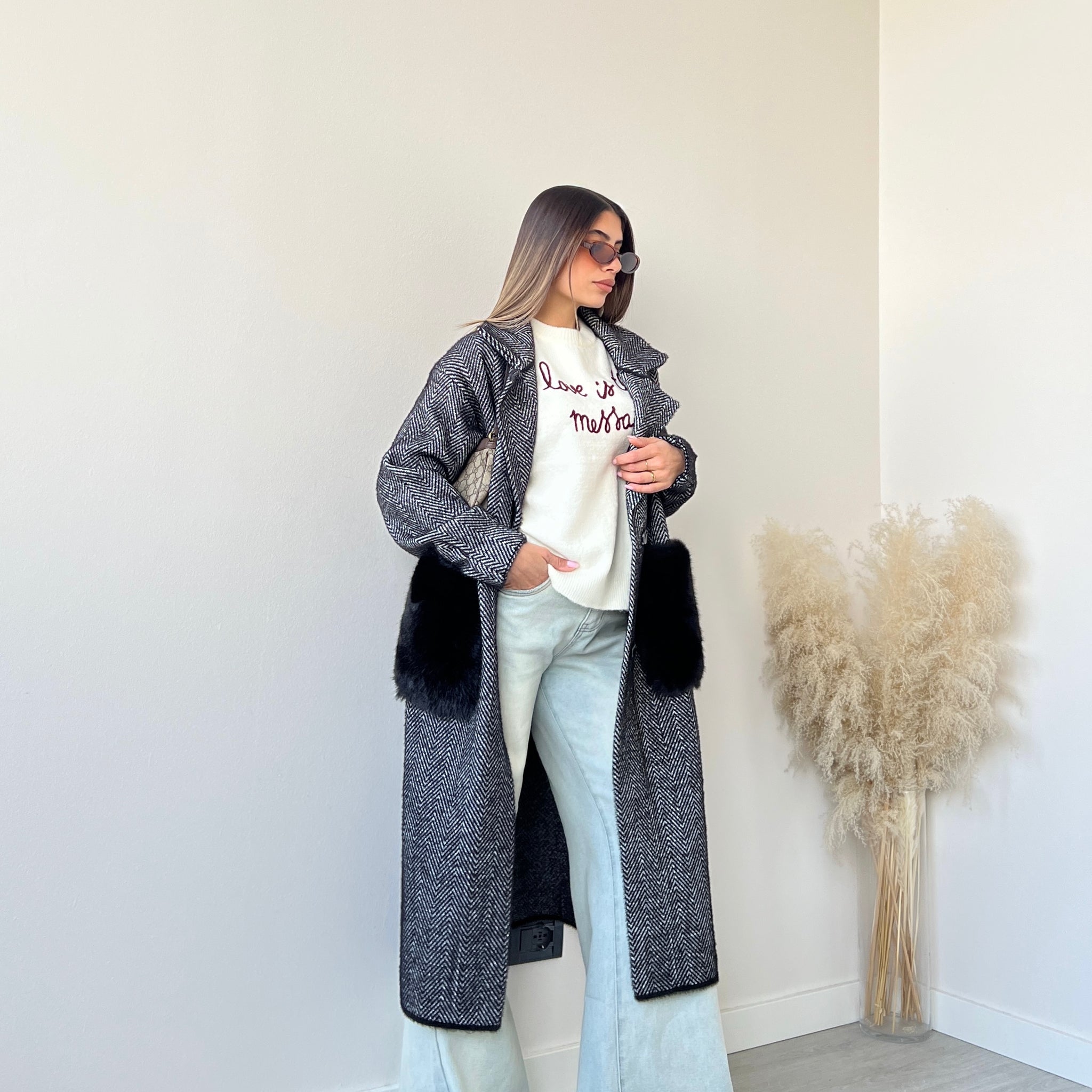 Cappotto in maglia con tasche in ecopelliccia