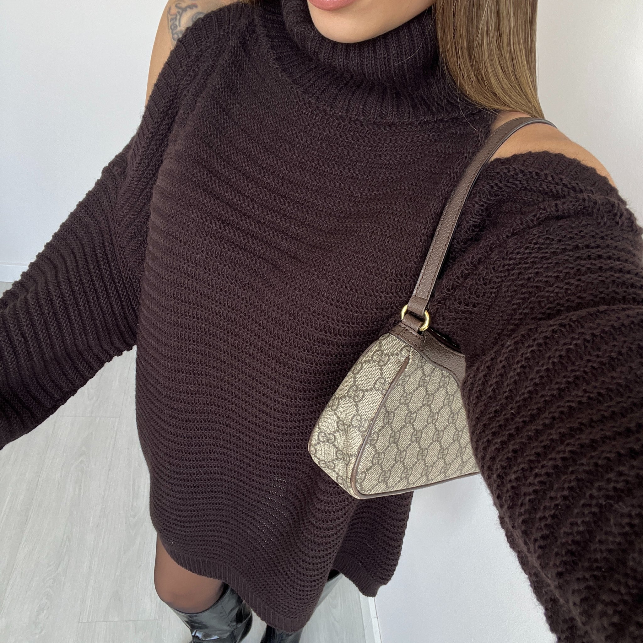 Maxi pull cut out sulle spalle testa di moro