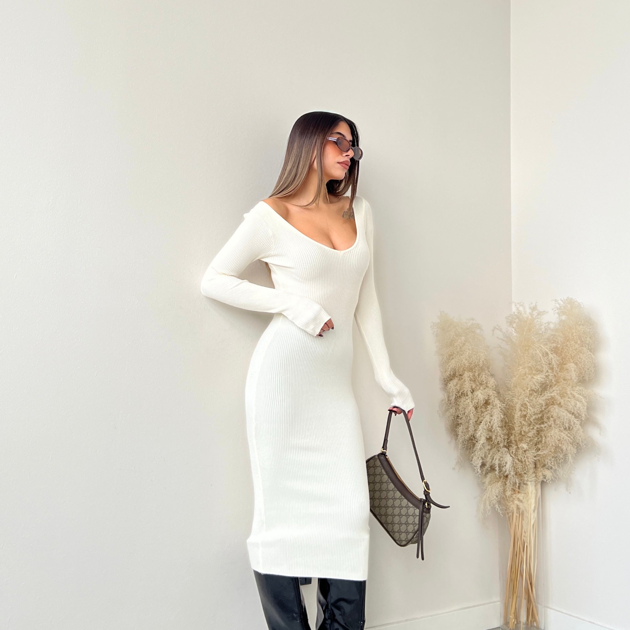 Abito in maglia scollo a v a costine crema