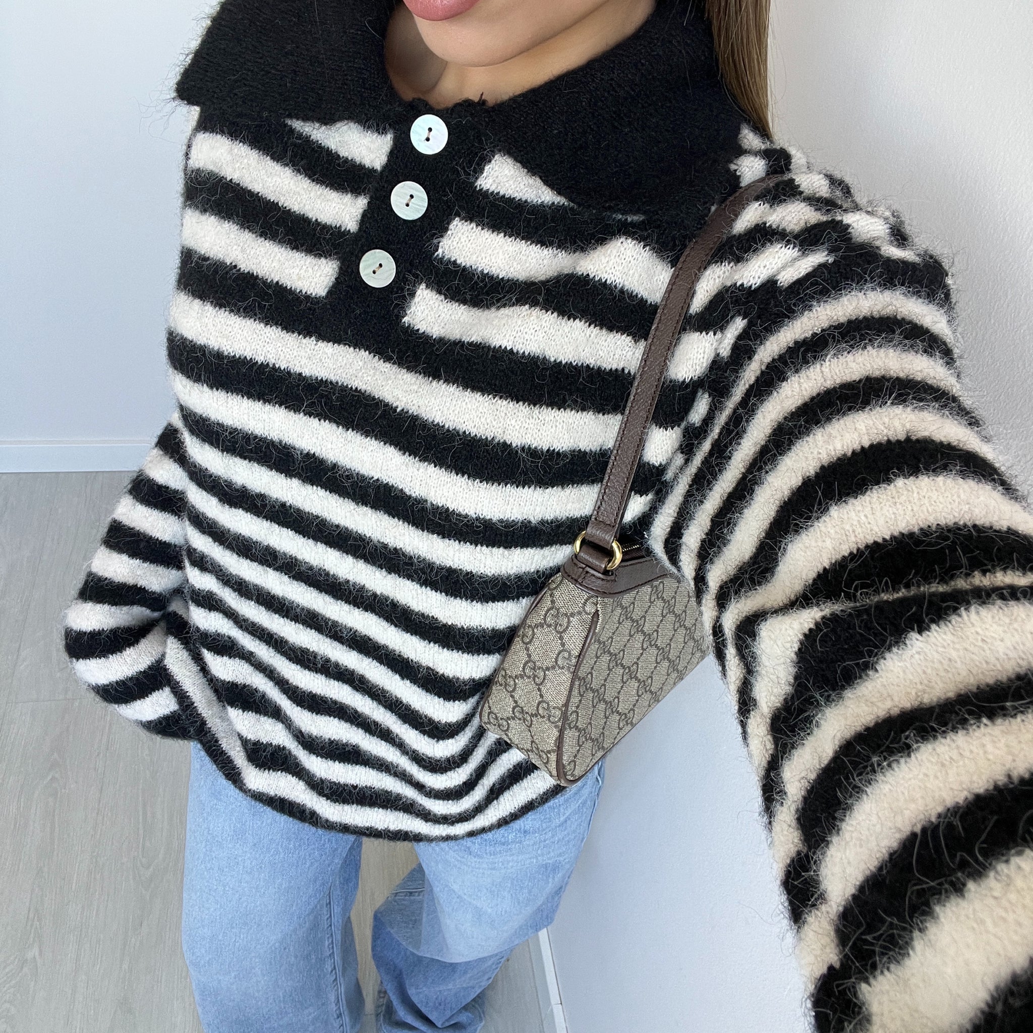 Pullover a polo a righe nero e bianco