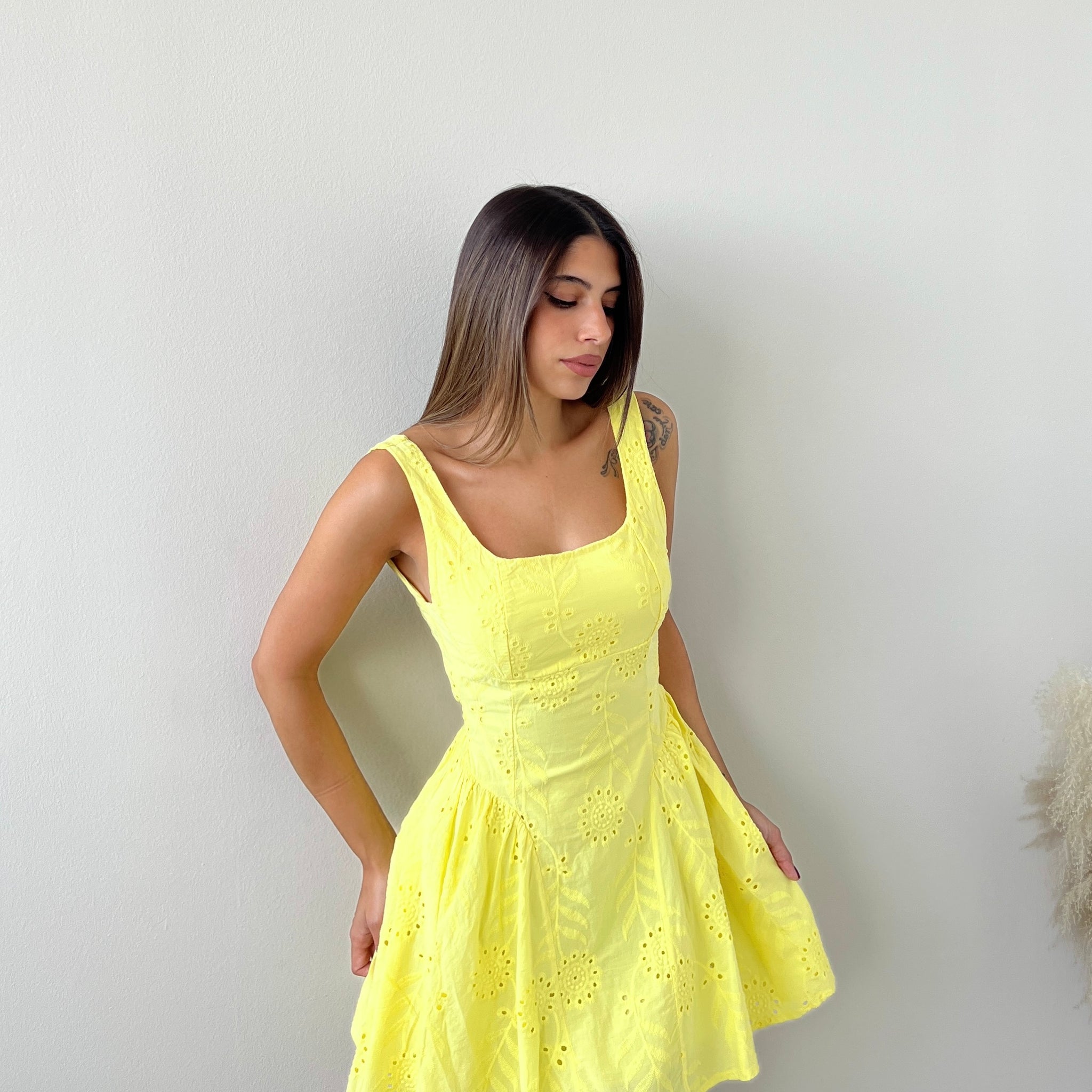 Abito in sangallo con coppe giallo