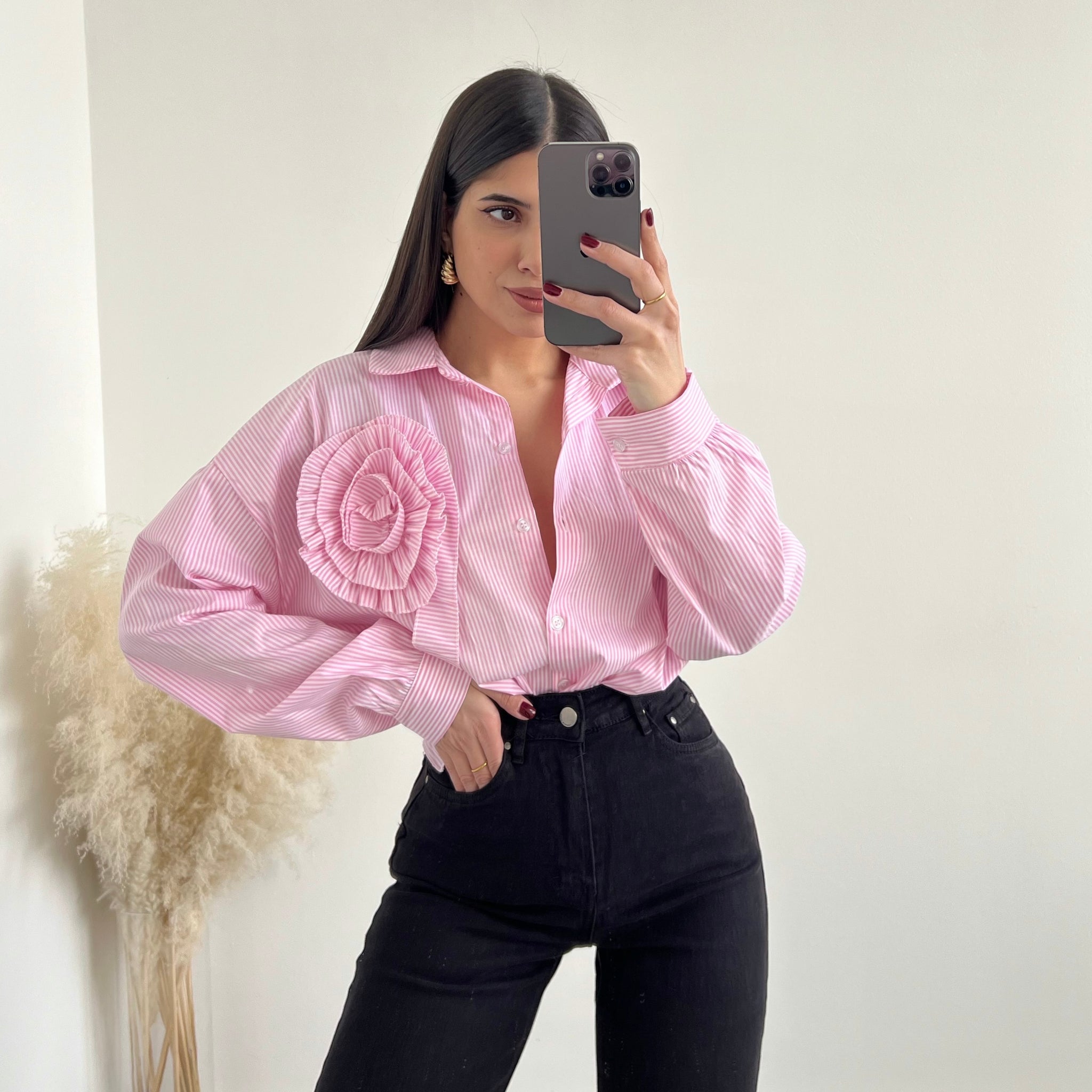 Camicia over bacchettata con fiore rosa