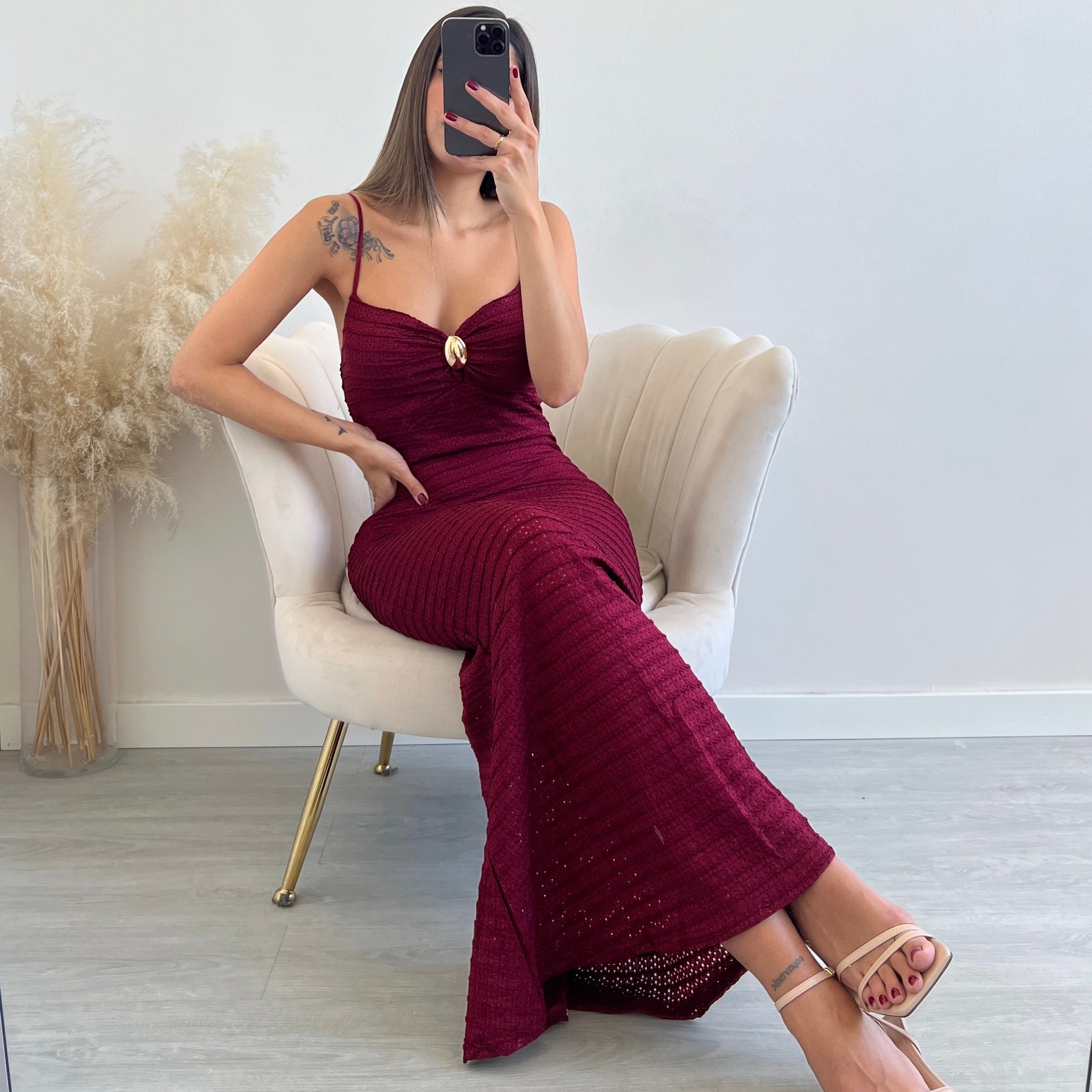 Abito Sophia con spilla bordeaux