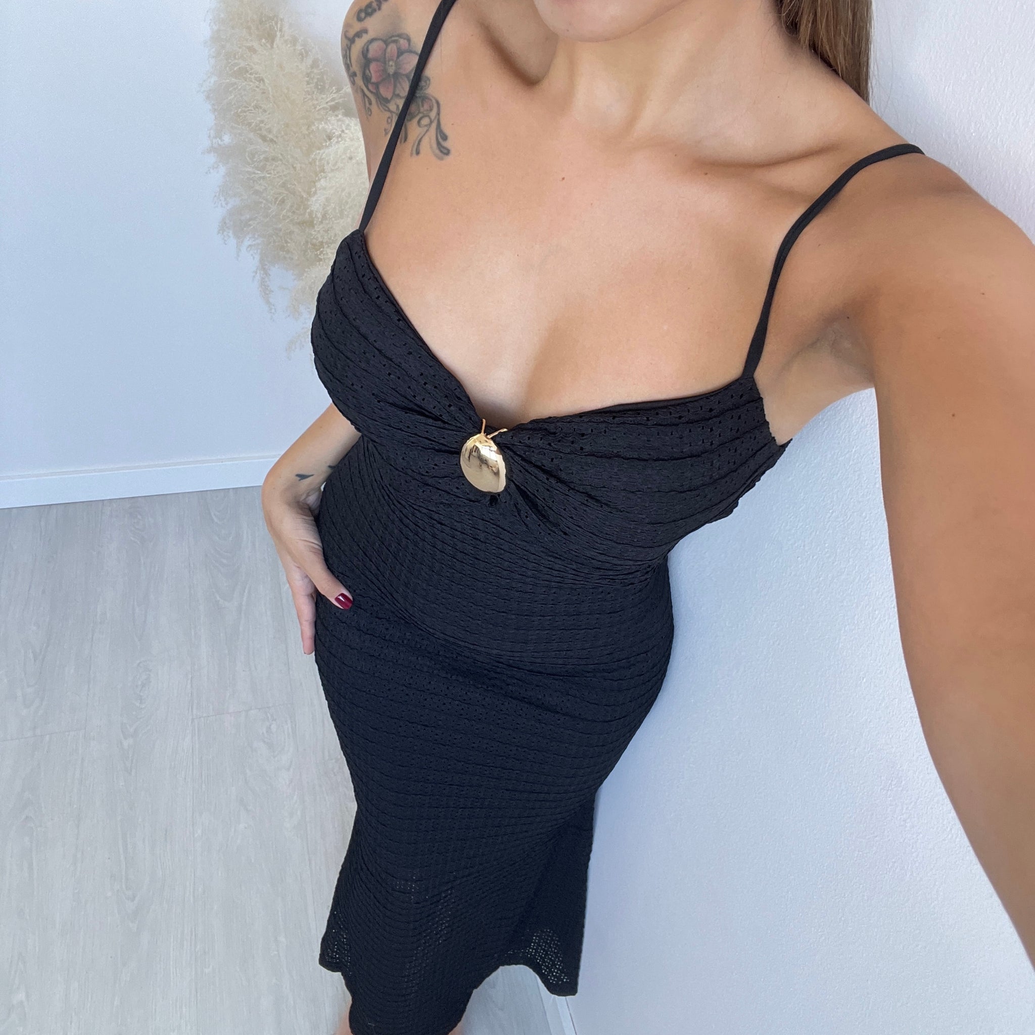 Abito Sophia con spilla nero