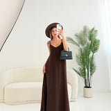 Abito morbido con pietre colorate sul retro brown