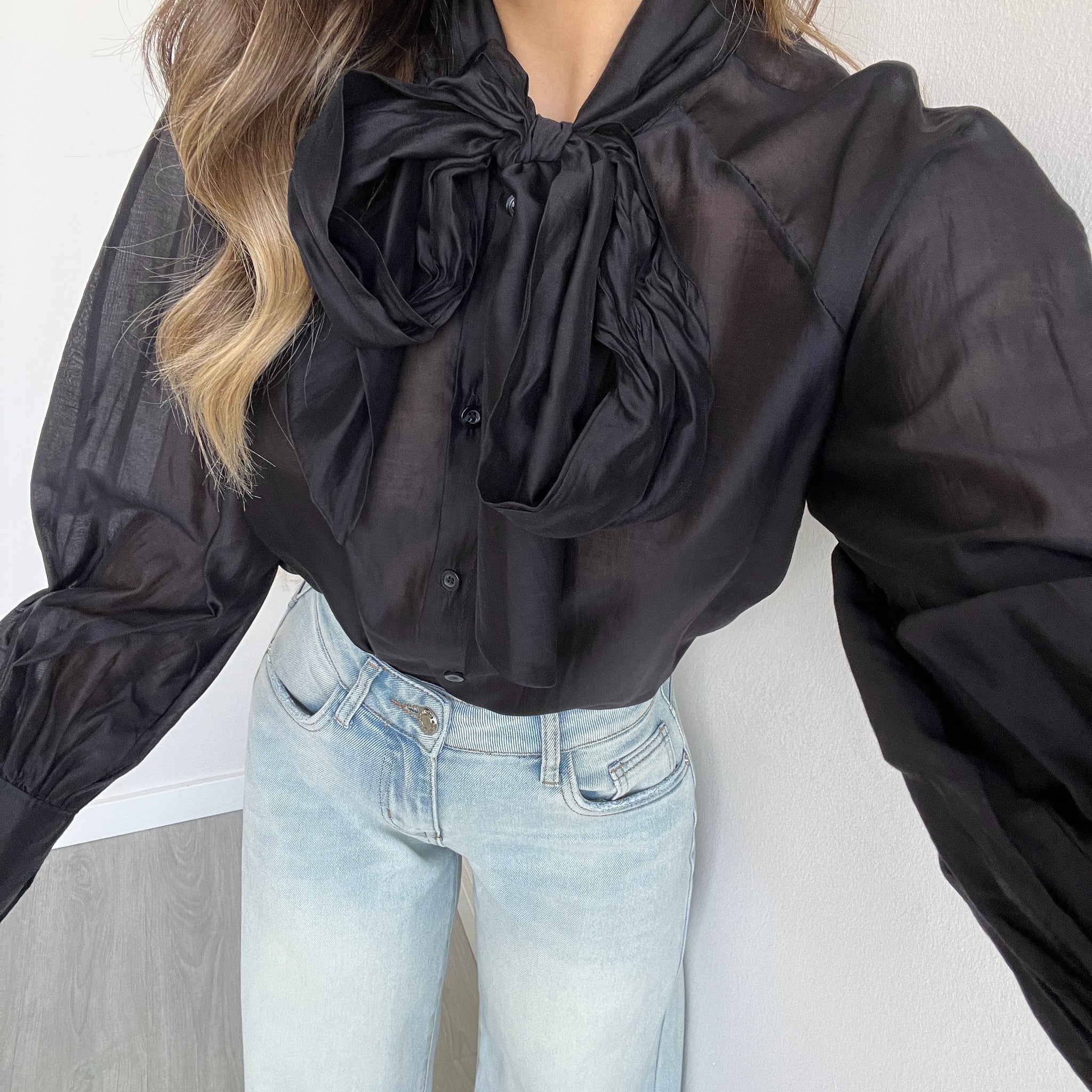 Blusa velata con fiocco nera