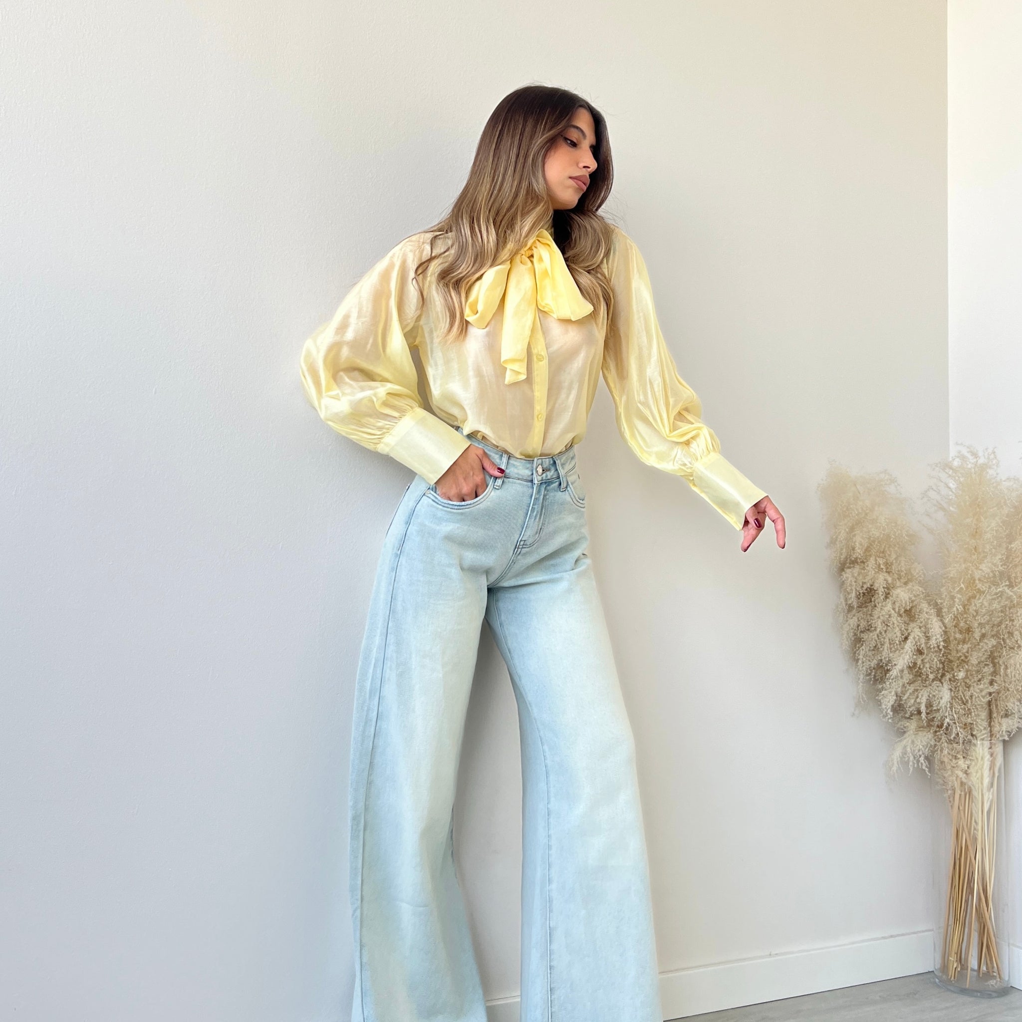 Blusa velata con fiocco gialla